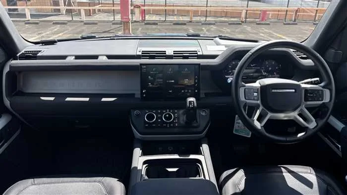 Land Rover Defender 110 X SE 3.0L D300 2023 — миниатюра 5