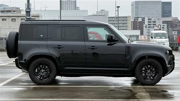 Land Rover Defender 110 X SE D300 2024 — миниатюра 4