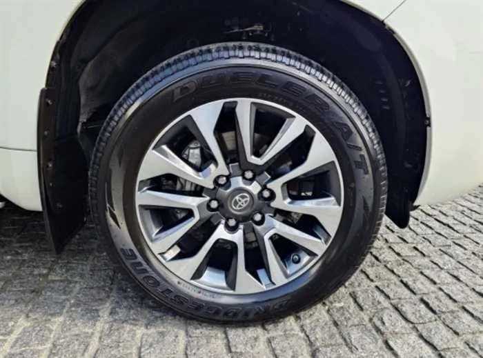 Toyota Land Cruiser Prado TZ-G DIESEL SUNROOF 7-SEATS 2024 — миниатюра 5