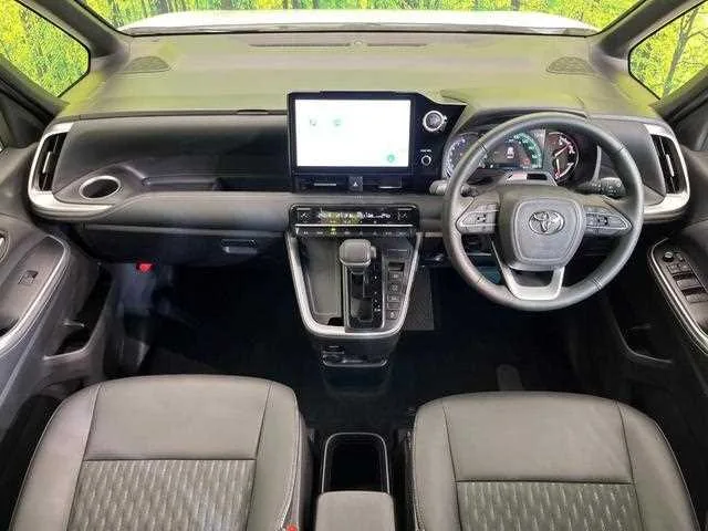 Toyota Noah 2022 — миниатюра 2