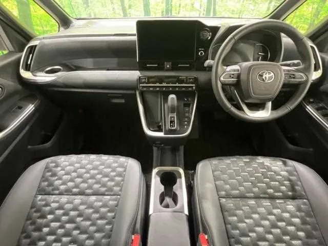 Toyota Voxy 2023 — миниатюра 2