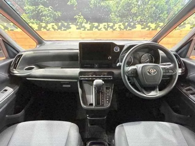 Toyota Noah 2022 — миниатюра 2
