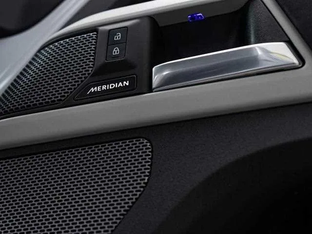 Land Rover Defender 2023 — миниатюра 3