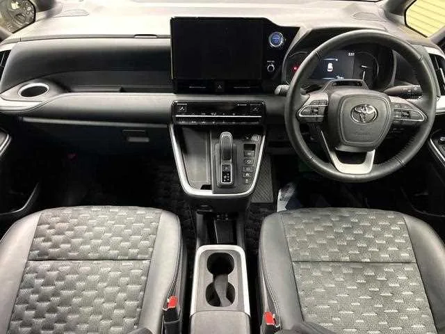 Toyota Voxy 2023 — миниатюра 2