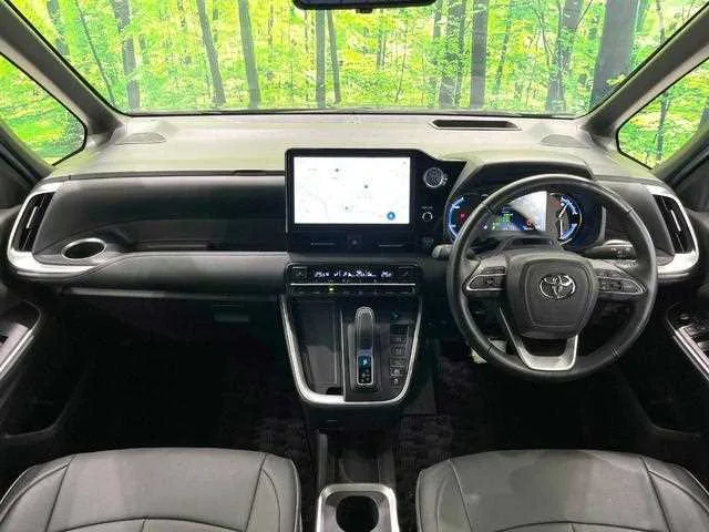 Toyota Voxy 2023 — миниатюра 2