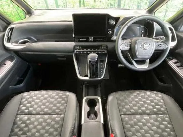 Toyota Voxy 2025 — миниатюра 2