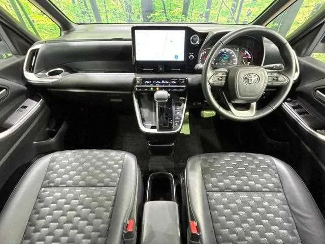 Toyota Voxy 2023 — миниатюра 2