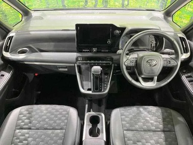 Toyota Voxy 2024 — миниатюра 2
