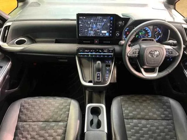 Toyota Voxy 2025 — миниатюра 2
