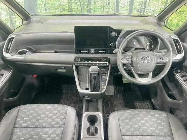 Toyota Voxy 2025 — миниатюра 2