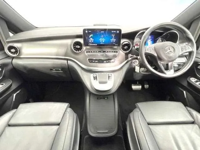 Mercedes-Benz V-Class 2023 — миниатюра 2