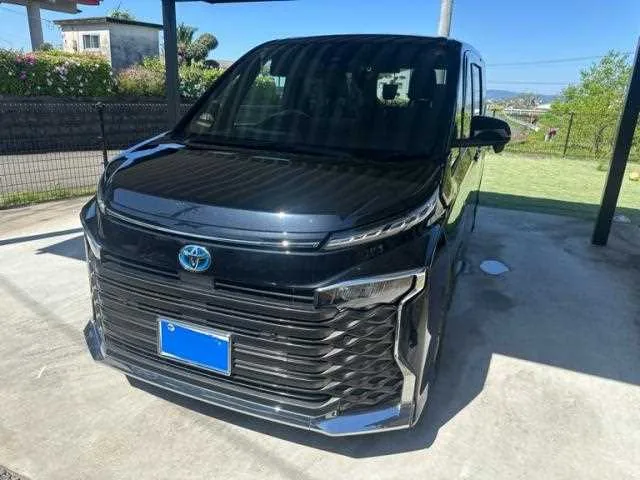 Toyota Voxy 2023 — миниатюра 2