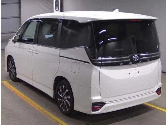 Toyota Voxy 2022 — миниатюра 2