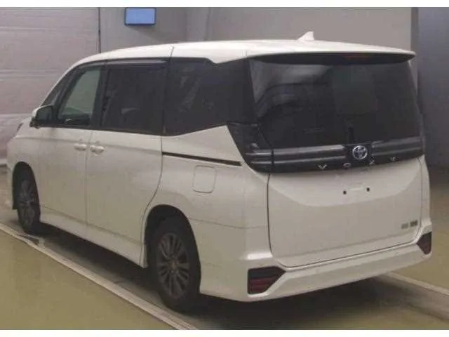 Toyota Voxy 2023 — миниатюра 2