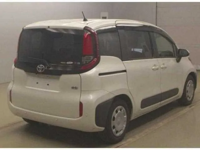 Toyota Sienta 2023 — миниатюра 2