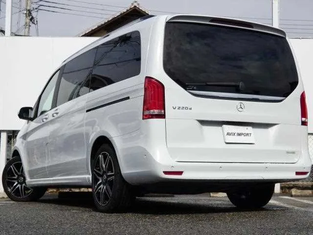Mercedes-Benz V-Class 2022 — миниатюра 2