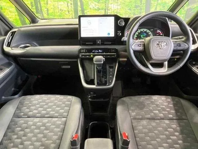Toyota Voxy 2023 — миниатюра 2