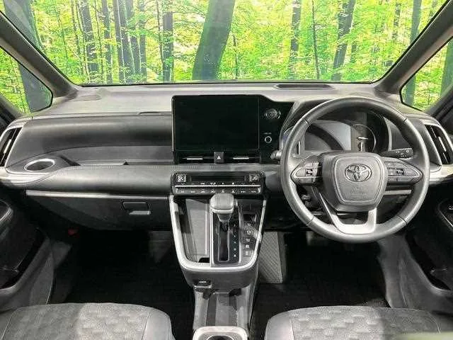 Toyota Voxy 2023 — миниатюра 2