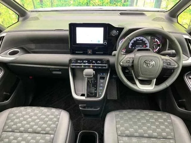 Toyota Voxy 2025 — миниатюра 2