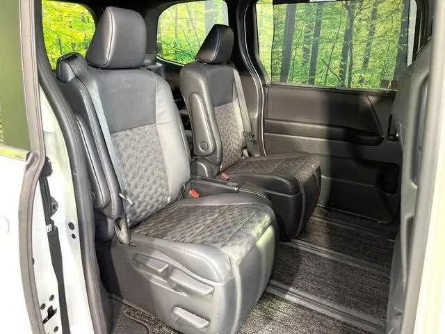 Toyota Voxy 2023 — миниатюра 4