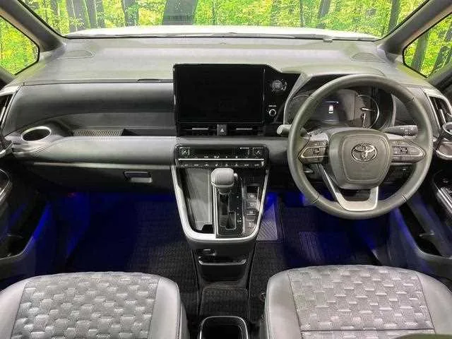 Toyota Voxy 2024 — миниатюра 2