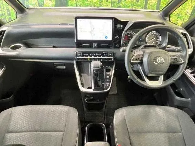 Toyota Voxy 2024 — миниатюра 2