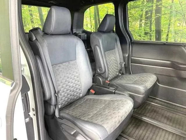 Toyota Voxy 2023 — миниатюра 4