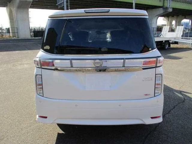 Nissan Elgrand 2026 — миниатюра 2