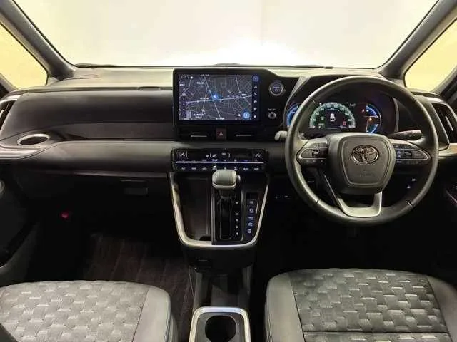 Toyota Voxy 2023 — миниатюра 2
