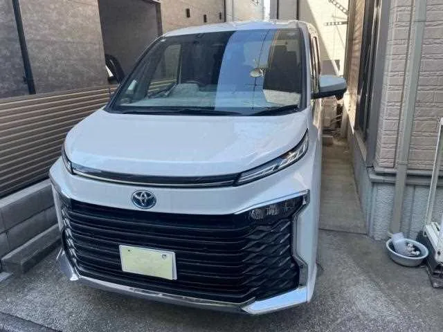 Toyota Voxy 2023 — миниатюра 2