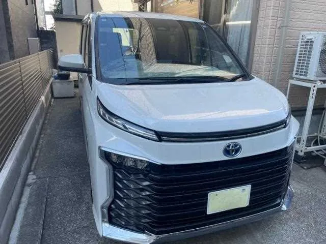 Toyota Voxy 2023 — фото 1, купить с доставкой в Москву