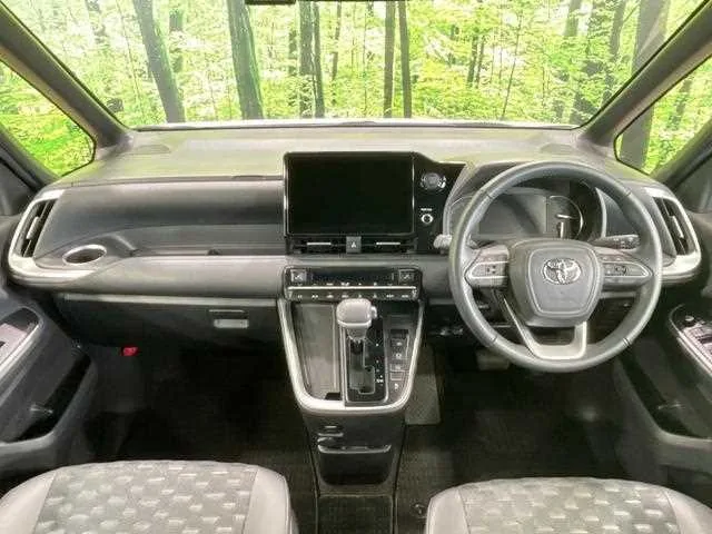 Toyota Voxy 2024 — миниатюра 2