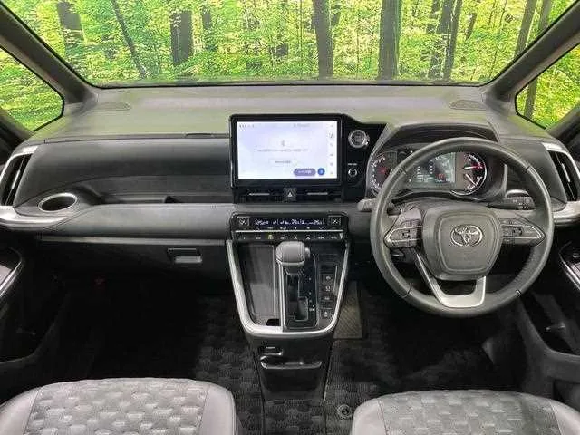 Toyota Voxy 2023 — миниатюра 2