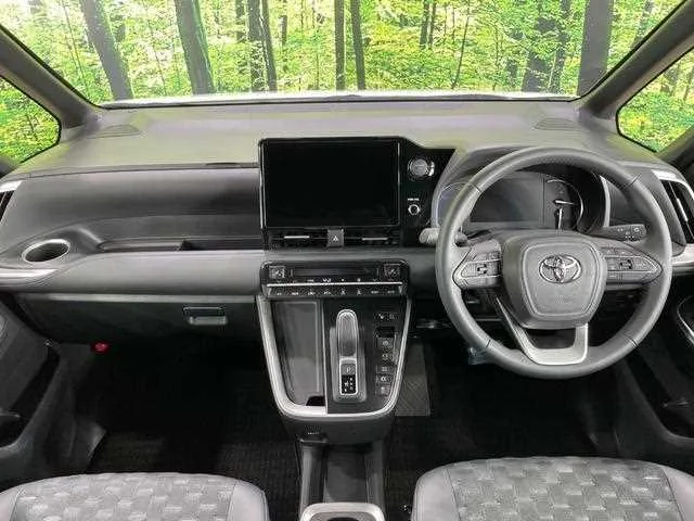 Toyota Voxy 2025 — миниатюра 2