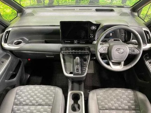 Toyota Voxy 2024 — миниатюра 2