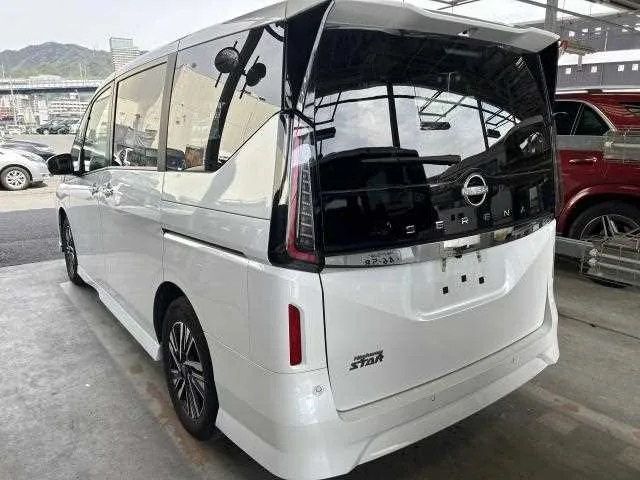 Nissan Serena 2025 — миниатюра 2