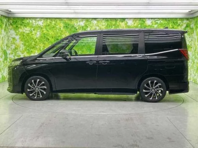 Toyota Noah 2022 — миниатюра 2