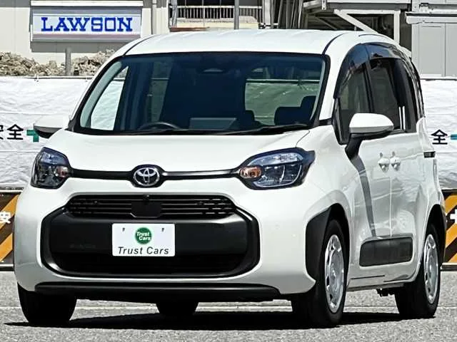 Toyota Sienta 2023 — фото 1, купить с доставкой в Москву