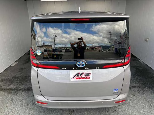 Toyota Noah 2022 — миниатюра 3