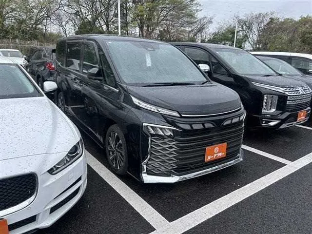 Toyota Voxy 2023 — фото 1, купить с доставкой в Москву