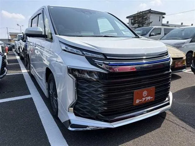 Toyota Voxy 2023 — фото 1, купить с доставкой в Москву