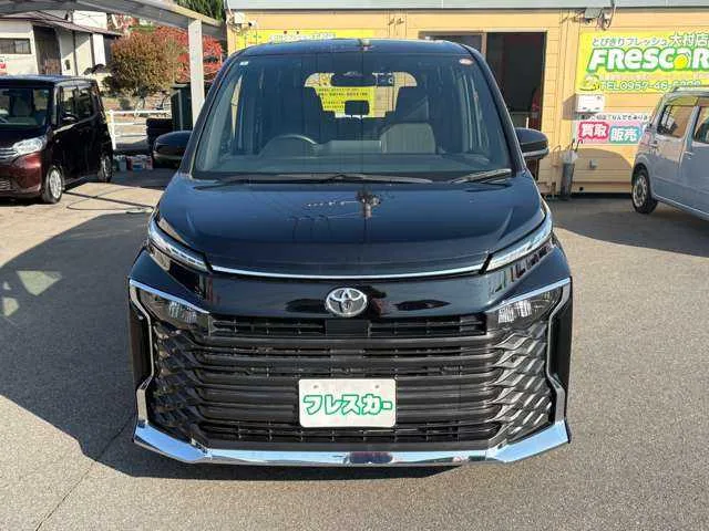 Toyota Voxy 2022 — миниатюра 2