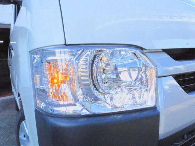 Toyota Hiace Van 2023 — миниатюра 3