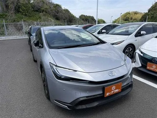 Toyota Prius 2023 — фото 1, купить с доставкой в Москву