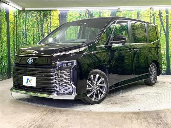 Toyota Voxy 2023 — фото 1, купить с доставкой в Москву