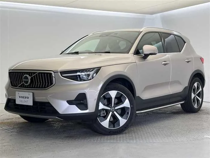 Volvo XC40 2023 — фото 1, купить с доставкой в Москву