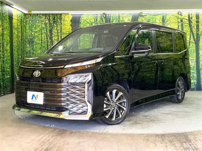 Toyota Voxy 2022 — фото 1, купить с доставкой в Москву