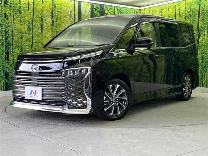 Toyota Voxy 2022 — фото 1, купить с доставкой в Москву
