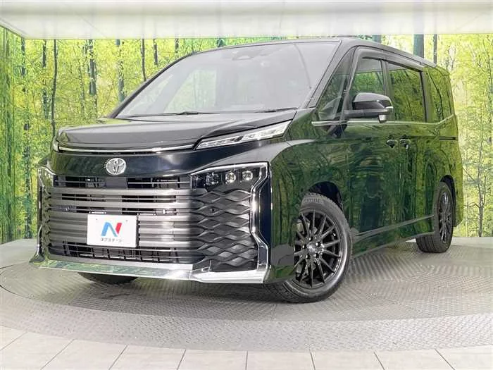 Toyota Voxy 2022 — фото 1, купить с доставкой в Москву