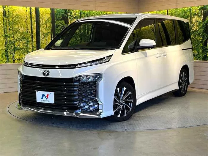 Toyota Voxy 2022 — фото 1, купить с доставкой в Москву
